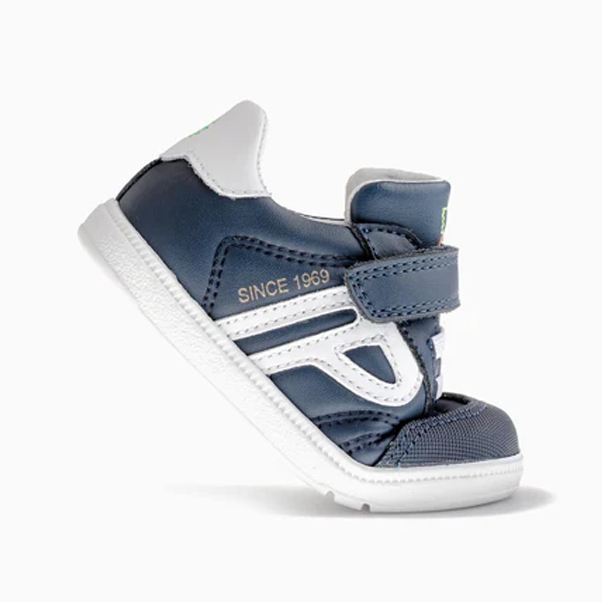 PLUS SNEAKRS
